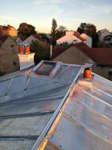 rénovation d’une toiture en zinc et ardoises , avec pose d’isolation clima confort ( RGE ) et pose de velux