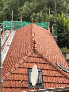 Rénovation d’une toiture avec chéneau encaissé , arêtiers et rives ornementés 5
